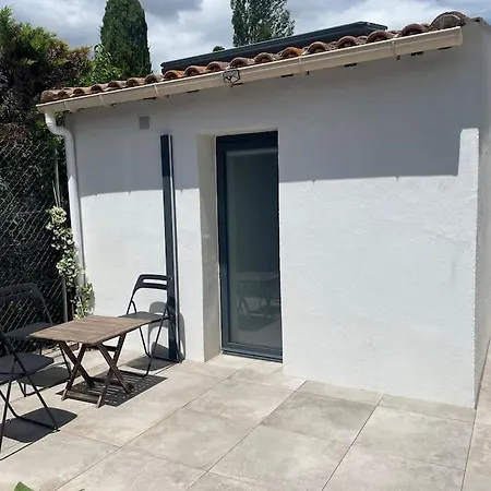 Petit Au Fond Du Jardin דירה *